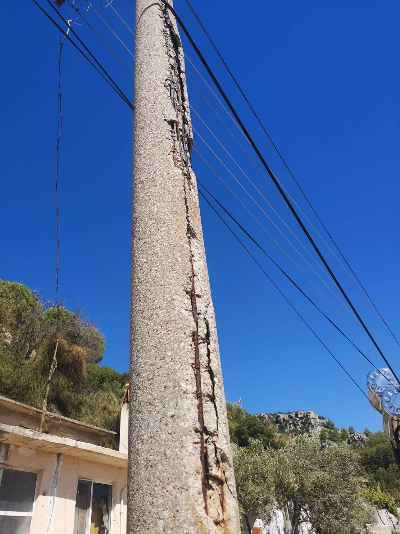 Menteşe’de Elektrik Direkleri Alarm Veriyor: “9 Yıldır Yapılmadı, Tehlike Büyüyor” 2